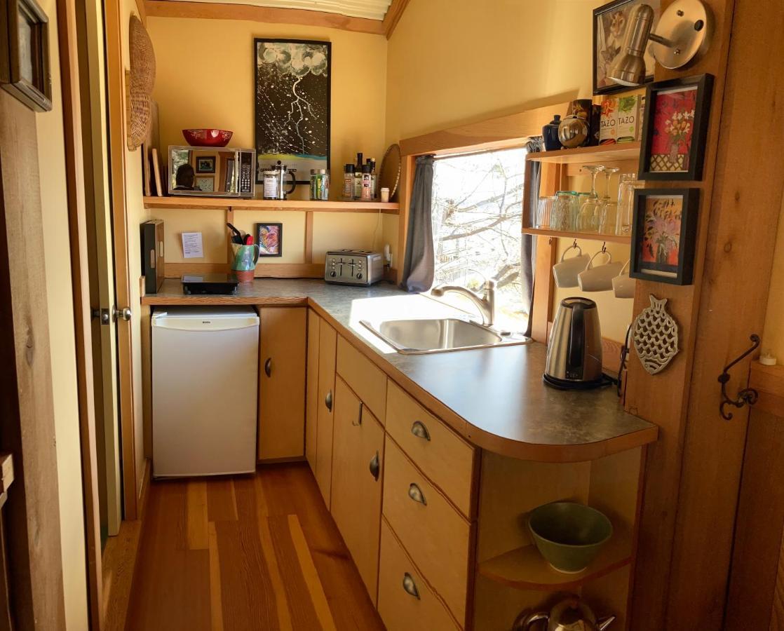 Blitz Beach House Oceanside Suite Powell River Bagian luar foto