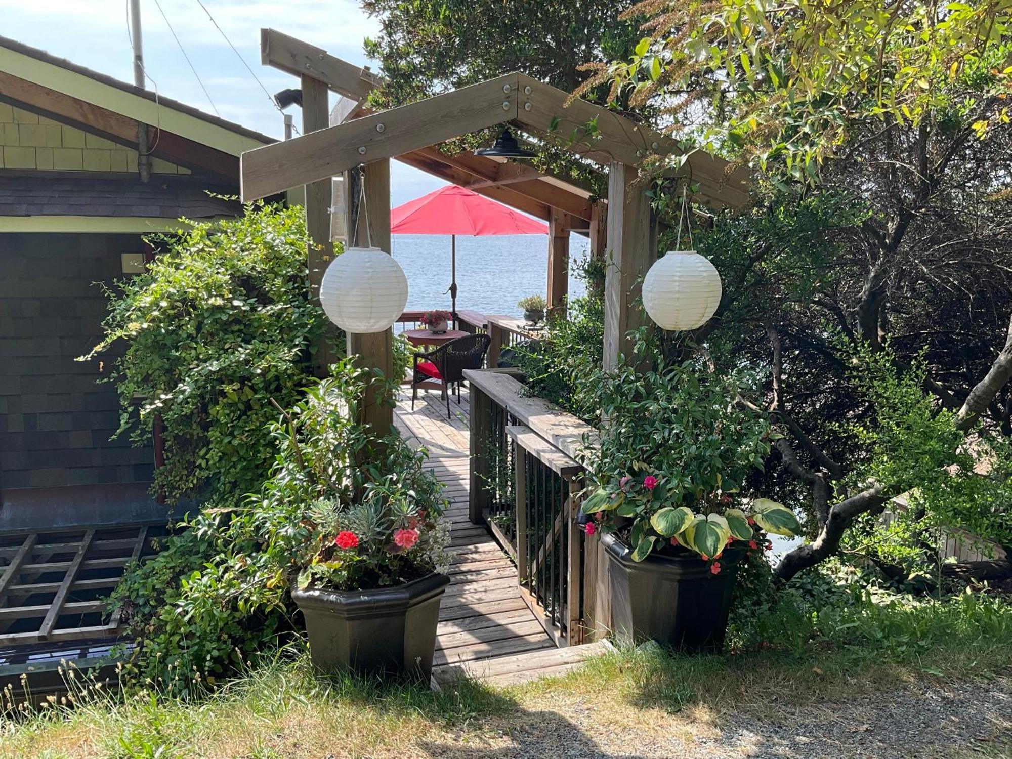 Blitz Beach House Oceanside Suite Powell River Bagian luar foto
